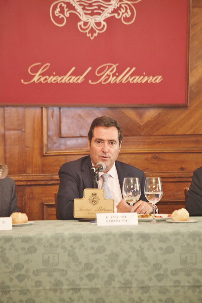 El presidente de la CEOE, Antonio Garamendi, visita la Sociedad Bilbaina